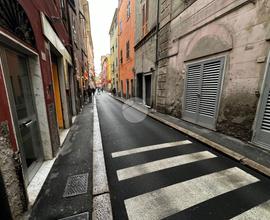 MAGAZZINO A GENOVA