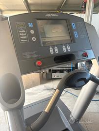 attrezzatura palestra life fitness