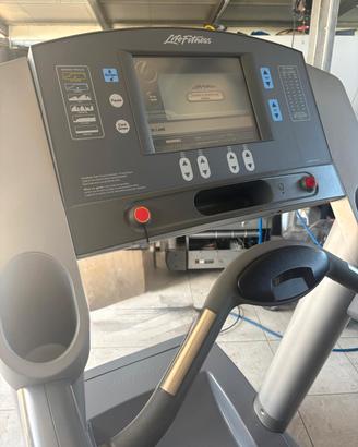 attrezzatura palestra life fitness