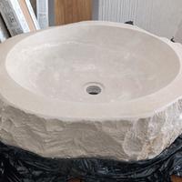 Lavello in pietra bianca