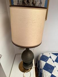 Lampada da tavolo vintage con base in metallo