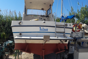 Barca a motore in linea dasde