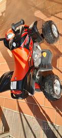 Quad elettrico e tavolo con sedia