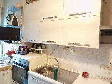 cucina in buon stato con 'accessori