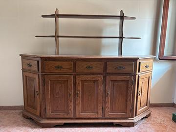 Credenza in legno massello con ripiani superiori
