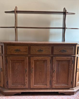 Credenza in legno massello con ripiani superiori