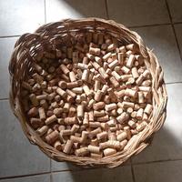 TAPPI DI SUGHERO USATI, COMPRESO CESTO IN VIMINI