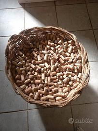 TAPPI DI SUGHERO USATI, COMPRESO CESTO IN VIMINI