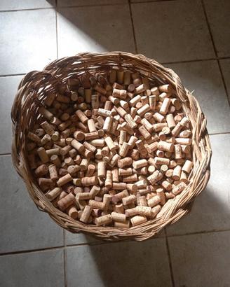 TAPPI DI SUGHERO USATI, COMPRESO CESTO IN VIMINI