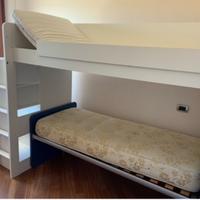 Letto a castello bianco con armadietto