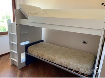 Letto a castello bianco con armadietto