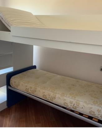 Letto a castello bianco con armadietto