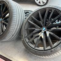 Cerchi e gomme originali X6 22” m-sport