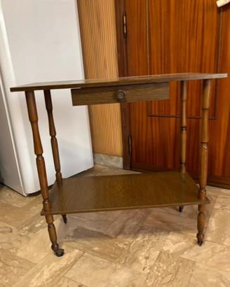 Tavolino in legno con ruote – stile classico