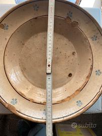 Antichi grandi piatti in ceramica