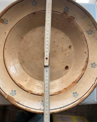 Antichi grandi piatti in ceramica