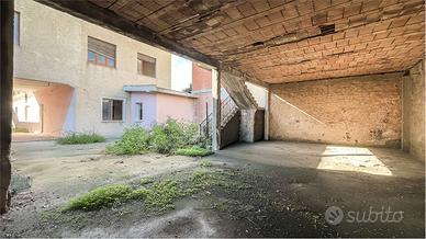 Ampio stabile da ristrutturare