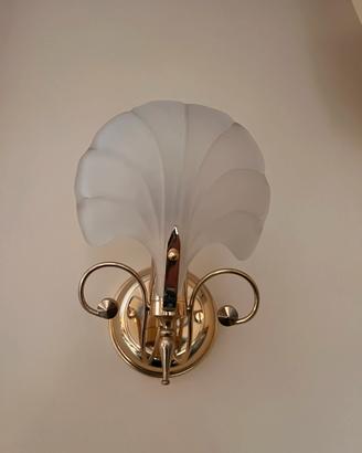 Applique in metallo dorato e vetro satinato