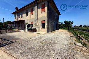 Bifamiliare con 2500mq di scoperto