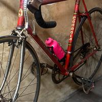 Bici da corsa con ruota di scorta