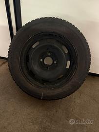 Cerchi da 15  pollici con ruote invernali