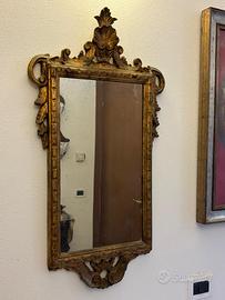 Antico specchio con cornice in legno