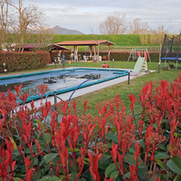 Giardino con piscina per feste