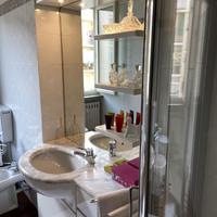 Mobile da bagno con lavabo e specchiera