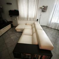 Divano angolare in pelle bianca 