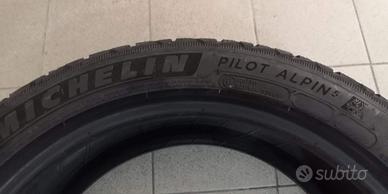 Coppia Michelin Pilot Alpine 5 misura 235/45 R18