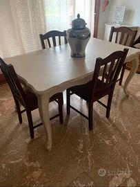 Tavolo con sedie in legno