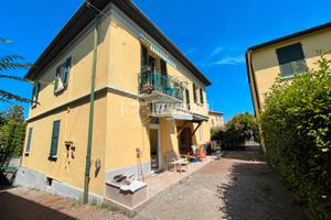 QUADRILOCALE IN BIFAMILIARE CON POSTO AUTO