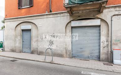 NEGOZIO DUE VETRINE FRONTE PANCO RIVOLTA