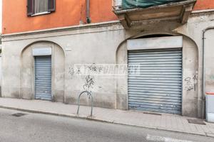 NEGOZIO DUE VETRINE FRONTE PANCO RIVOLTA