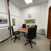 Tavolo riunioni con poltroncine