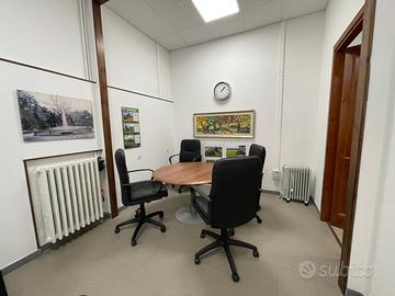 Tavolo riunioni con poltroncine