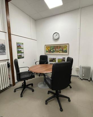 Tavolo riunioni con poltroncine