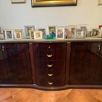 Mobile credenza in legno  con tavolo e 4 sedie
