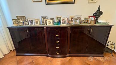 Mobile credenza in legno  con tavolo e 4 sedie