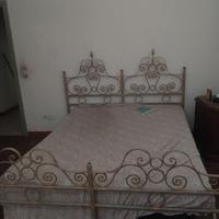 letti in ferro battuto rosa e oro con armadio