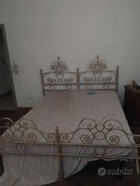 letti in ferro battuto rosa e oro con armadio