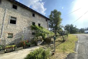 Rustico 500 mq con 2 ettari di terreno