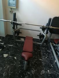 Panca piana Technogym con bilanciere con pesi