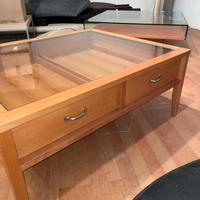 Tavolino in noce chiaro base in vetro,con cassetti