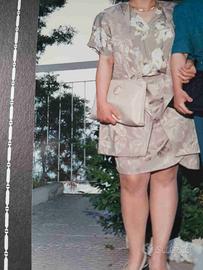 Abito color grigio con collana