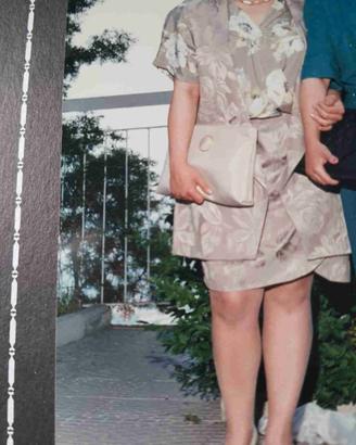 Abito color grigio con collana