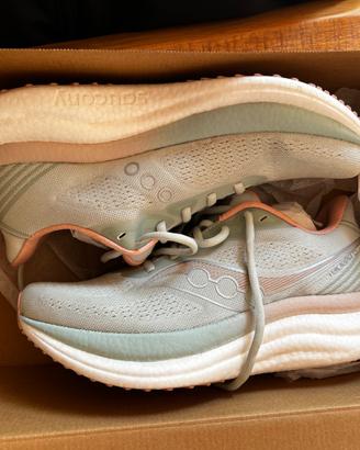 Saucony Triumph 23 NUOVE – solo 6 km – pari al nuo