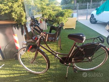 bici con seggiolino anteriore e visiera