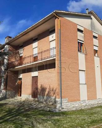Rustico / Casale di 250 m² con 4 locali e box auto