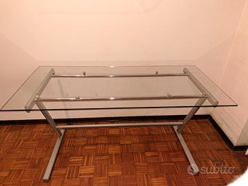 Scrivania con ripiano in vetro